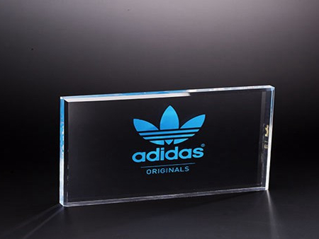 如何通過肉眼觀察判斷亞克力展架的質量呢？